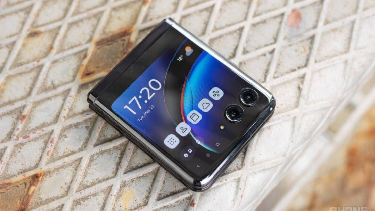 Featured image for Win a Razr or Razr+ from Motorola: Find out How!