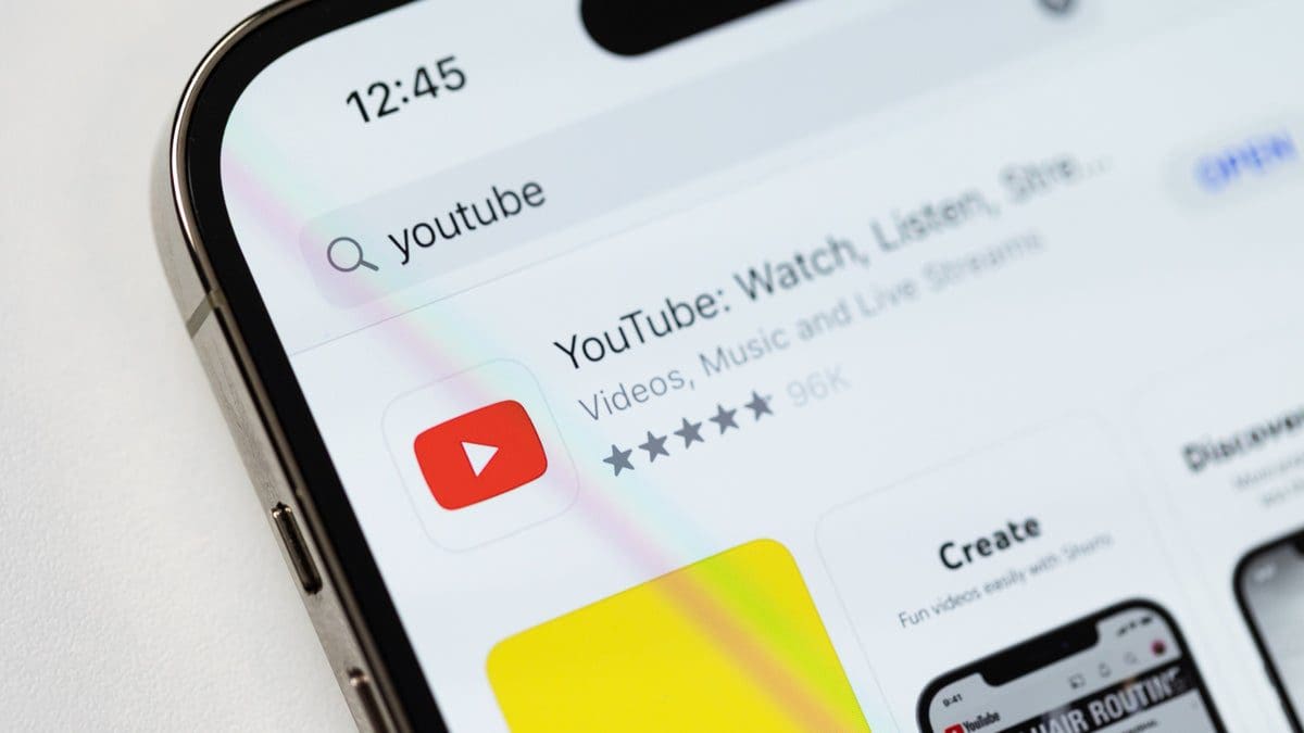Featured image for YouTube has possibly eliminated the iMessage mini-app for iOS devices