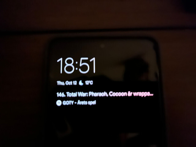 Image Credit–HennyKoopla/Reddit - Pixel 8 Pro owners face a pink/yellow text bug on always-on display
