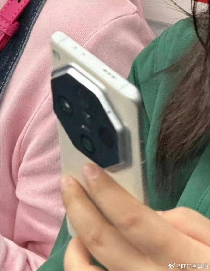 Live image of what is alleged to be the upcoming Oppo Find X7 Pro - The first phone with dual periscope lenses, the Oppo Find X7 Pro, allegedly appears in a live photo