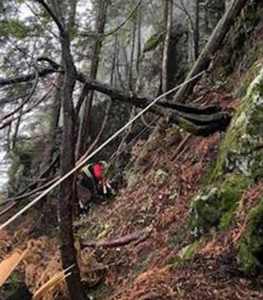 Rescuers were lowered to the side of the mountain from the helicopter - Man stranded on cliff following non-existent trail on Google Maps was rescued by helicopter team